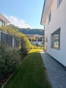 Acasă, aproape de pădure — casă cu grădină în stil britanic, de vânzare în Corunca