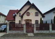 Casa individuala. Mobilata si utilata. Mosnita. Pozitie buna.