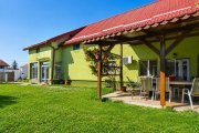 Casă spațioasă cu 8 camere, teren generos, oferă libertate și confort