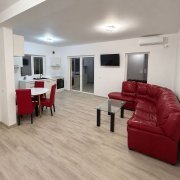 Jumătate de duplex nou, 3 camere, mobilat și utilat – teren de 300 mp
