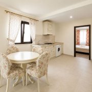 Apartament cu 2 camere la mansardă, complet mobilat și utilat