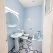 Apartament spațios cu 3 camere, 87 mp utili, 2 garaje, etaj 1 la casă - 12