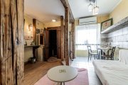 Spatiu comercial cu intrare din strada, fatada in curs de renovare