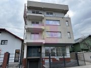 Clădire cu folosință mixtă (comercial și rezidențial)